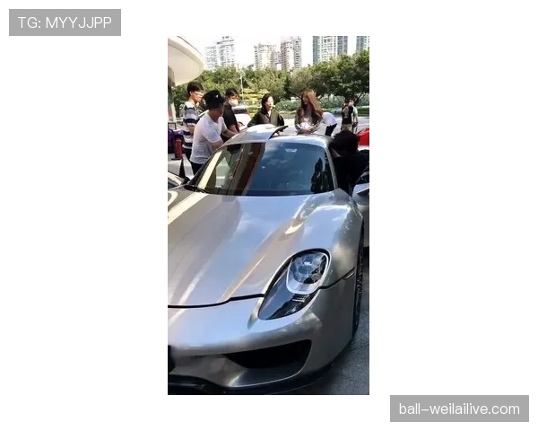 萨卡今儿又买豪车了？这孩子工资得有多吓人才能这么狠花？